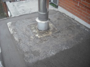 某屋顶上的竖柱劣化,造成泄漏 某屋顶上的竖柱劣化,造成泄漏